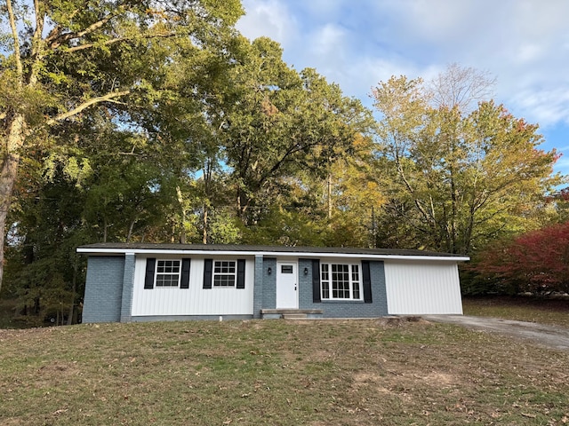 view of front of house featuring a front lawn