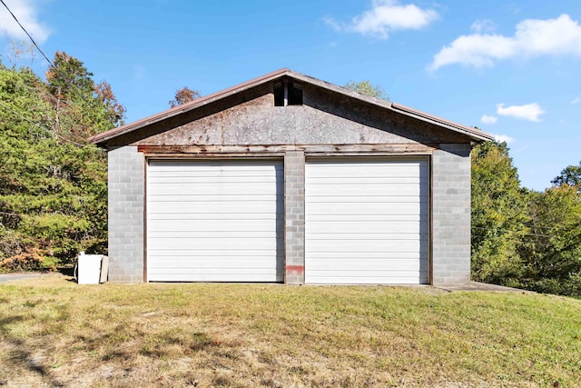 garage featuring a lawn