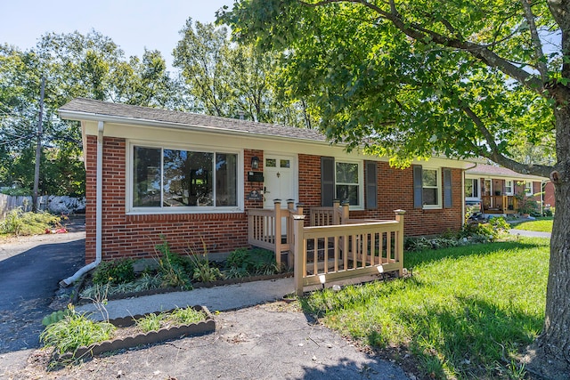 single story home featuring a front yard