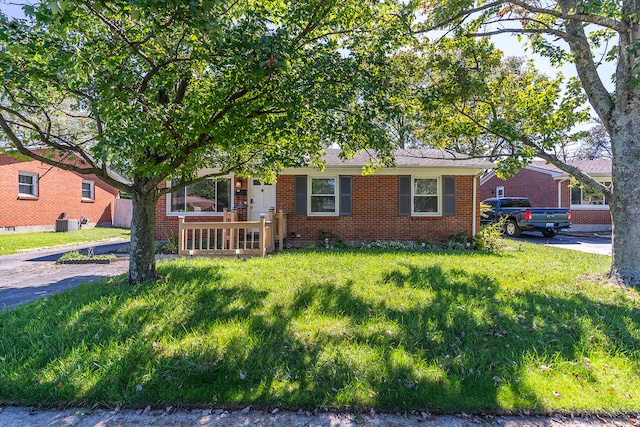 view of front of property featuring a front yard