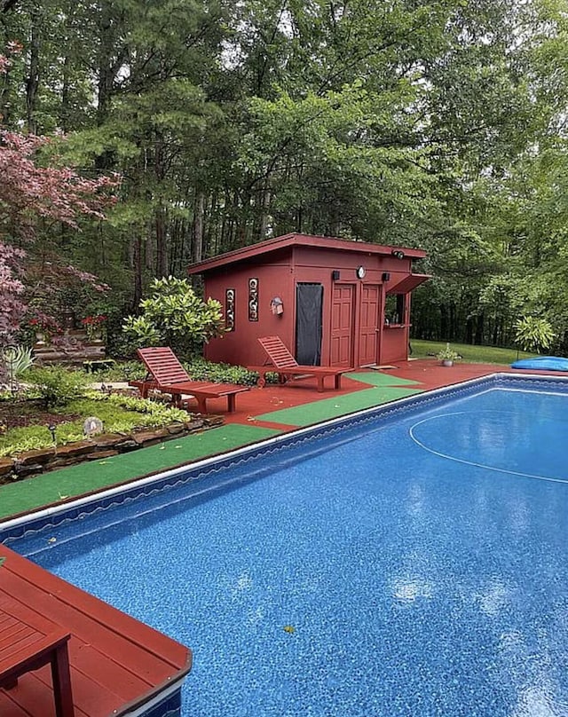 view of swimming pool