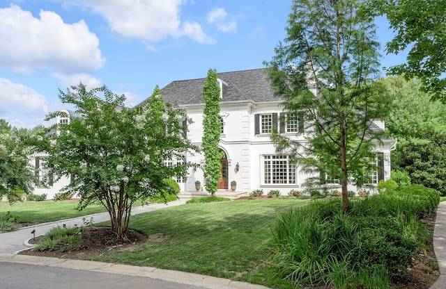 view of front of house with a front lawn