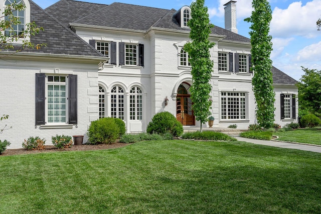 view of front of house featuring a front lawn