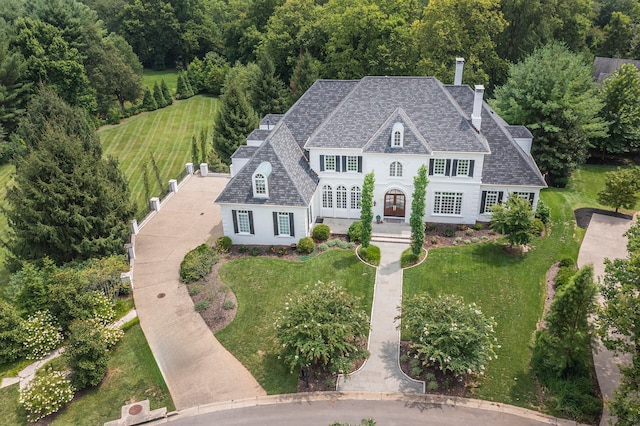 view of front facade featuring a front lawn