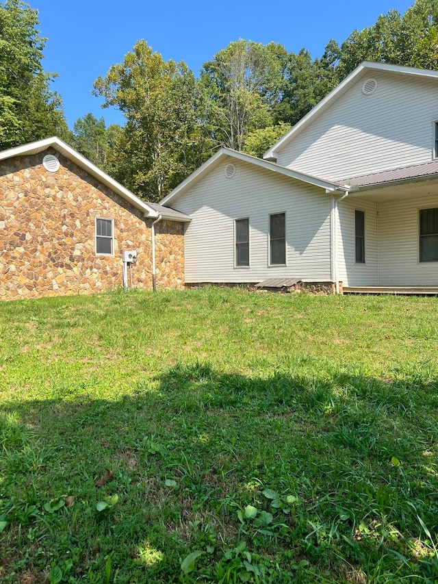 view of side of property featuring a yard