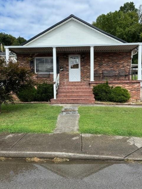 view of front of house with a front lawn and covered porch