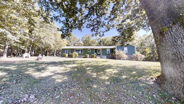 ranch-style house featuring a front yard