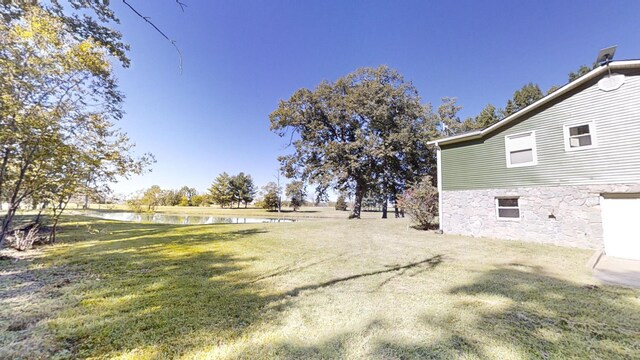 view of yard featuring a water view