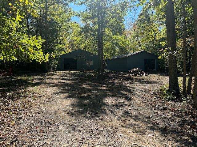 view of yard with an outbuilding