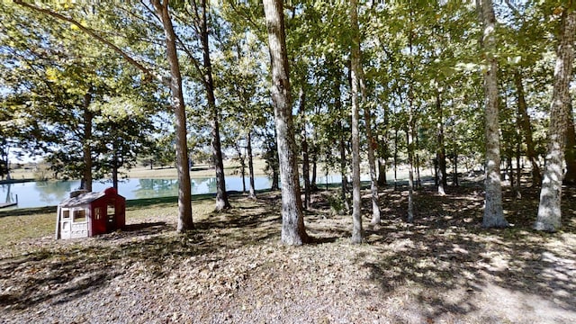 view of yard featuring a water view