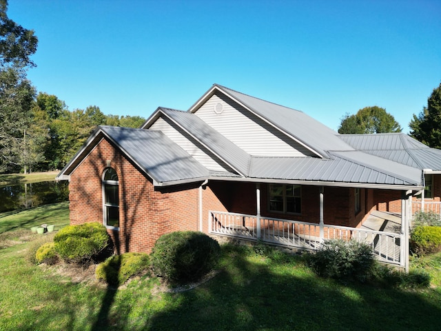 view of front of house featuring a front lawn and covered porch