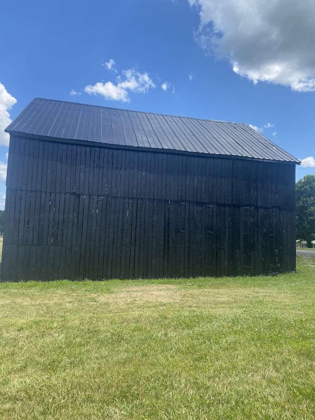 view of outdoor structure with a yard