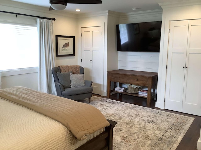 bedroom featuring ceiling fan, dark hardwood / wood-style floors, and crown molding