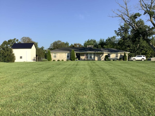 view of front facade featuring a front yard