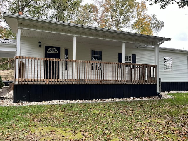 view of front facade featuring covered porch and a front lawn