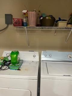 washroom featuring washing machine and clothes dryer