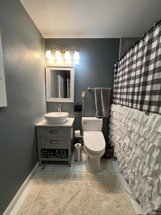 full bathroom with curtained shower, baseboards, toilet, and vanity
