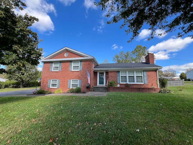 view of front facade with a front yard