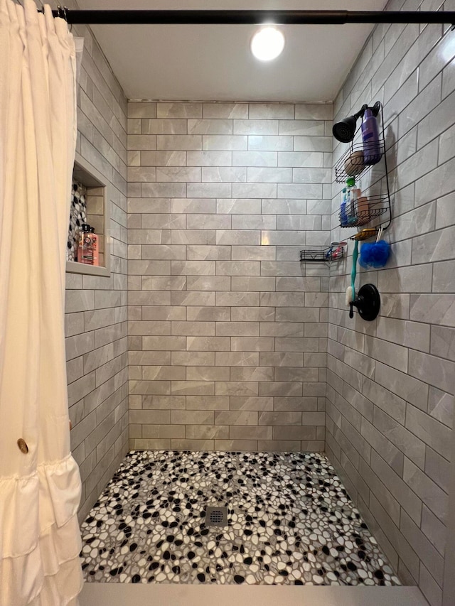 bathroom featuring a shower with shower curtain