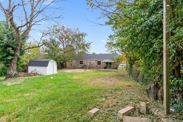 view of yard featuring a storage shed