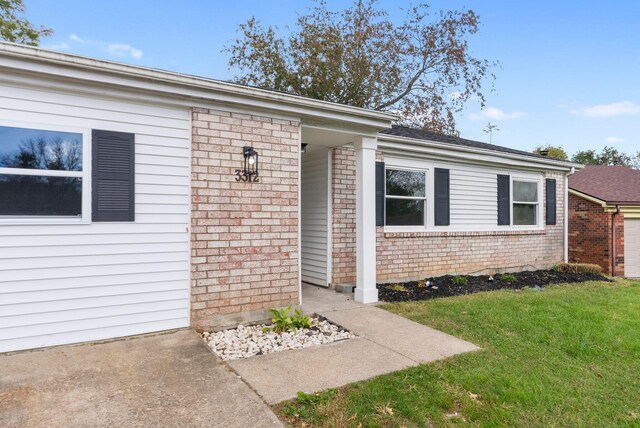 property entrance featuring a yard