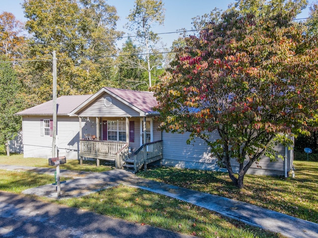 view of front of property featuring a front yard and covered porch