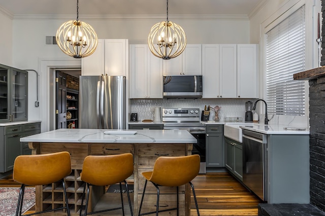 302 W High St, Lexington, KY 40507 - kitchen featuring stainless steel appliances, a chandelier, a sink, gray cabinets, and ornamental molding