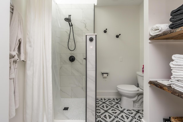 302 W High St, Lexington, KY 40507 - full bathroom featuring toilet, a tile shower, tile patterned floors, and baseboards