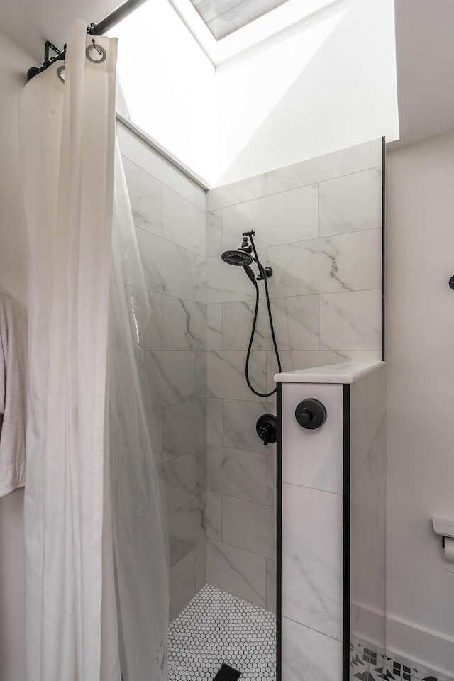 302 W High St, Lexington, KY 40507 - bathroom featuring a tile shower