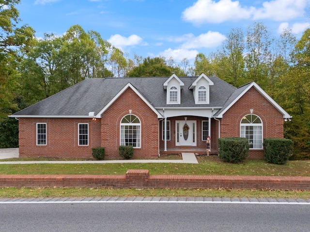 view of front facade featuring a front yard