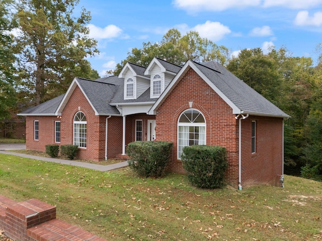 front facade featuring a front lawn