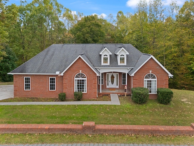 view of front of property featuring a front lawn