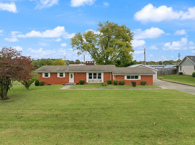 single story home with a front yard