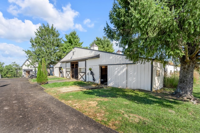 exterior space featuring a yard