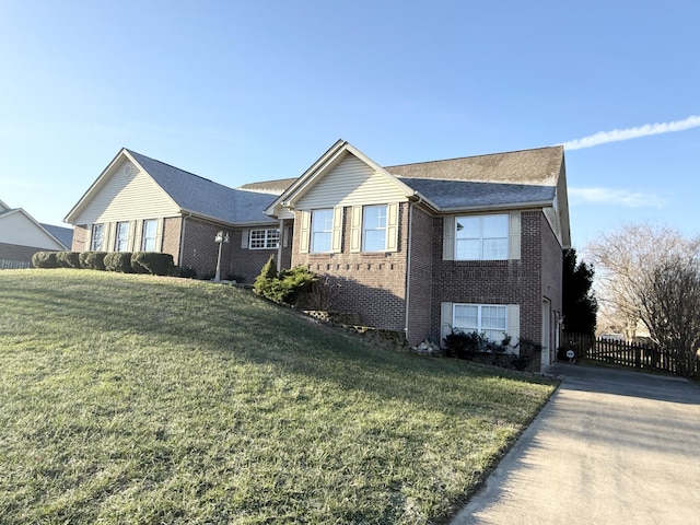 view of front of home featuring a front yard