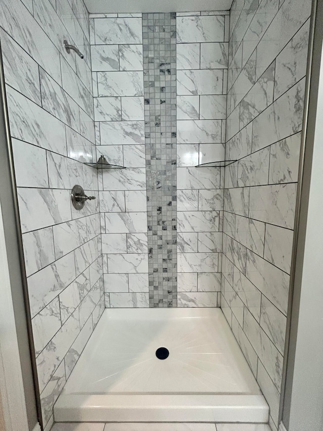 bathroom featuring tiled shower