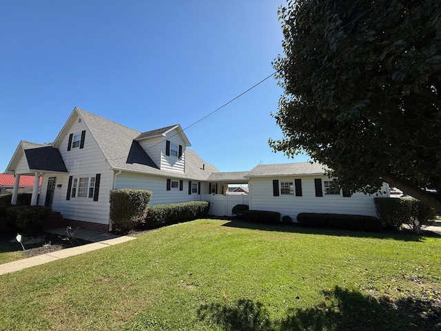 view of front of home featuring a front yard