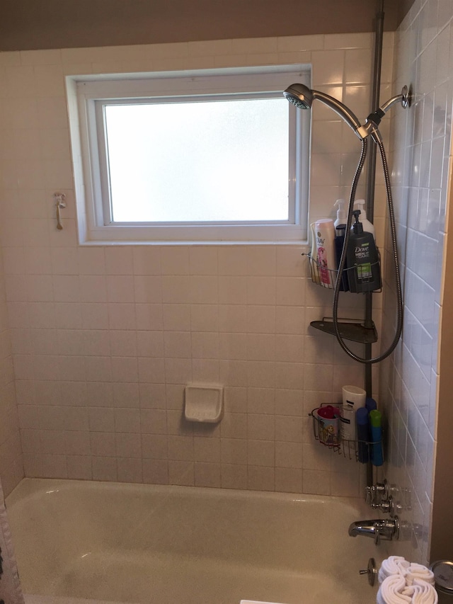 bathroom with tiled shower / bath