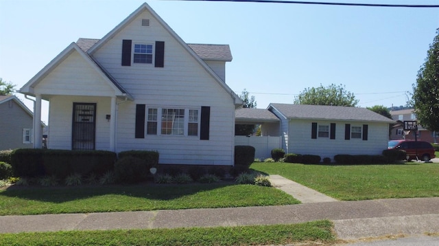 view of front of house featuring a front lawn