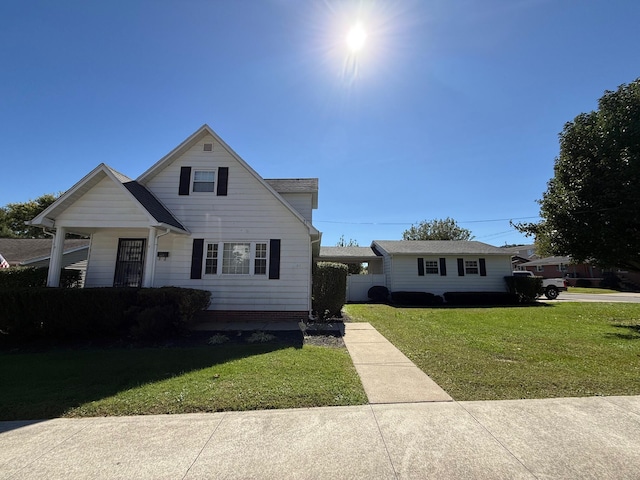 view of front facade featuring a front lawn