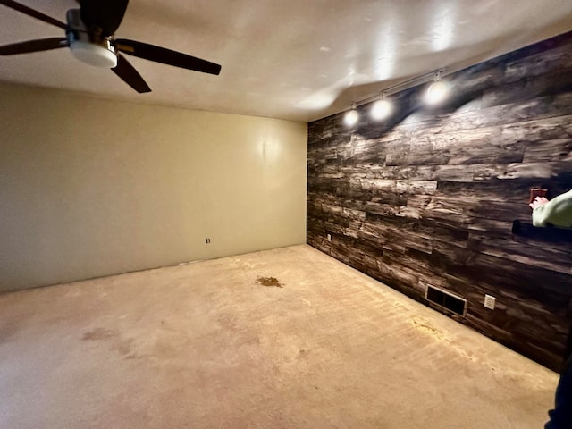 carpeted spare room featuring ceiling fan