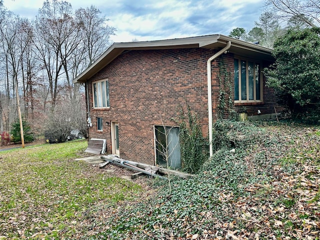 view of side of property featuring a lawn