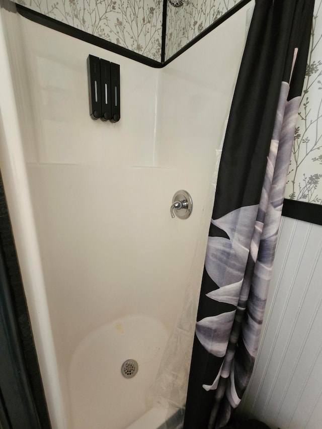 bathroom featuring a shower with shower curtain