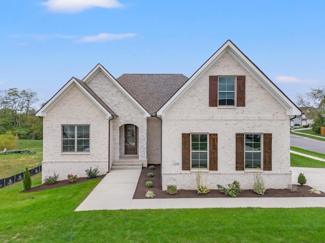 view of front facade featuring a front yard