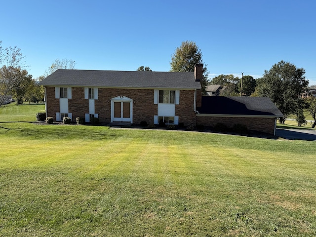 view of front of property featuring a front yard