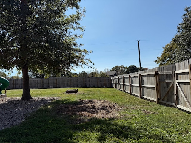 view of yard with a fire pit