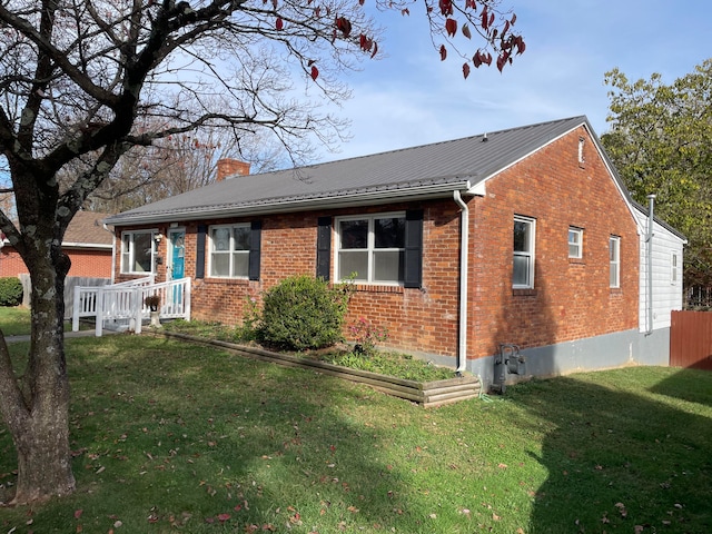 view of front facade featuring a front yard