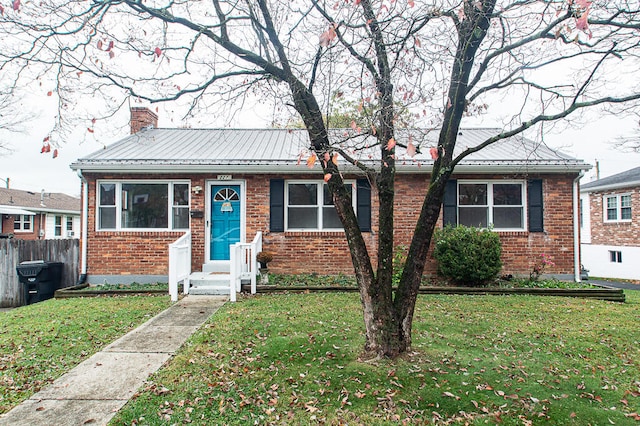 view of front of home featuring a front lawn