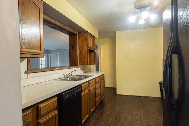 kitchen with sink, dark wood-type flooring, black appliances, and ceiling fan