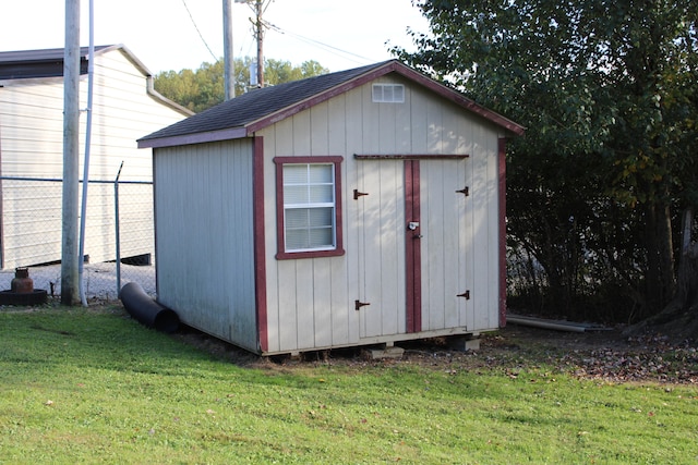 view of outdoor structure featuring a yard